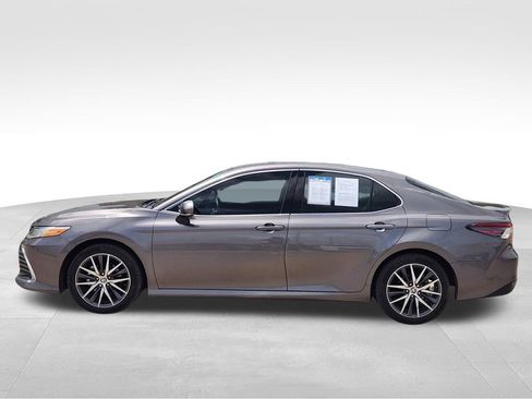 Used 2024 Toyota Camry XLE FWD image 3