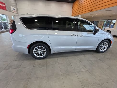 Used 2026 Chrysler Pacifica Limited FWD image 7