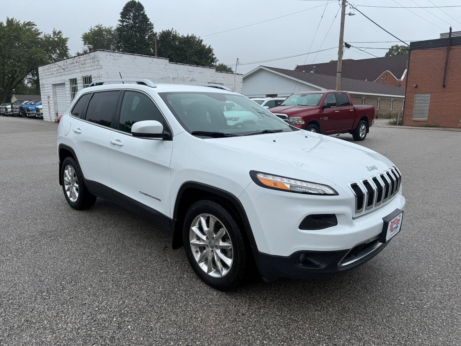 Used 2015 Jeep Cherokee Limited w/ Luxury Group AWD/4WD image 3