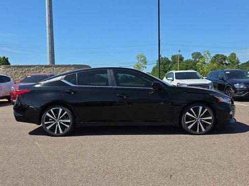 Used 2022 Nissan Altima 2.5 SR FWD image 2