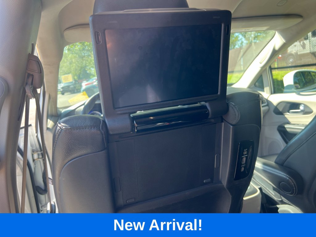 Used 2022 Chrysler Pacifica Touring-L w/ Uconnect Theater Family Group FWD image 17
