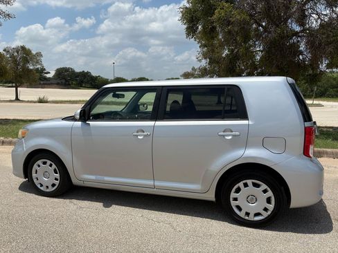 Used 2013 Scion xB FWD image 4