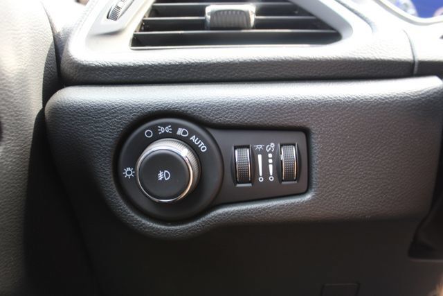 Used 2025 Chrysler Pacifica Limited FWD image 18