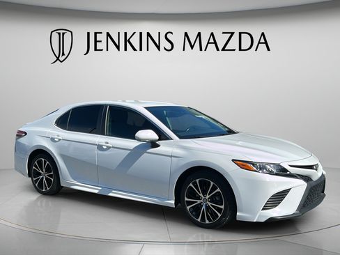 Used 2020 Toyota Camry SE w/ Convenience Package FWD image 2