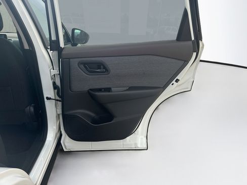 Used 2023 Nissan Rogue S AWD/4WD image 30