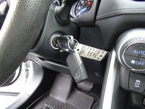 Used 2021 Toyota RAV4 LE image 19