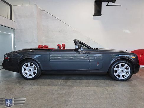 Used 2017 Rolls-Royce Phantom Drophead Coupe RWD image 2