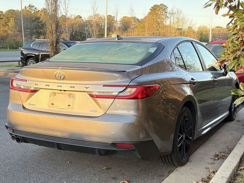 Used 2025 Toyota Camry SE image 4