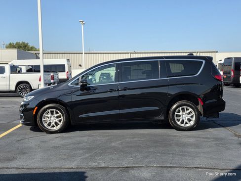 Used 2026 Chrysler Pacifica Select FWD image 2