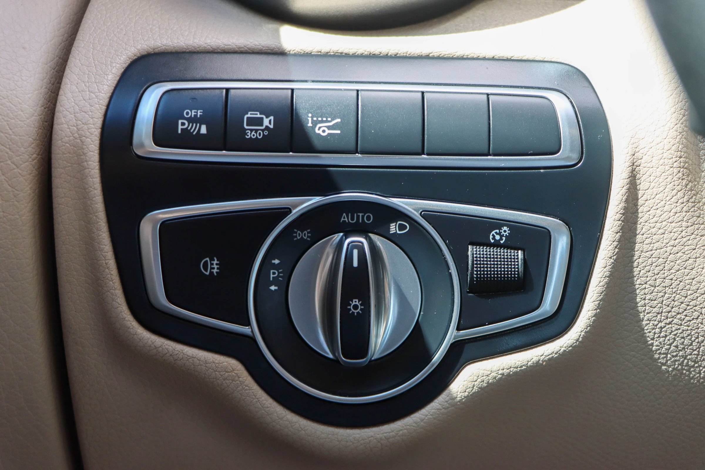 Used 2018 Mercedes-Benz GLC 300 4MATIC w/ Multimedia Package image 31