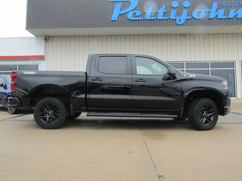 Used 2021 Chevrolet Silverado 1500 Custom Trail Boss w/ Midnight Edition AWD/4WD image 2
