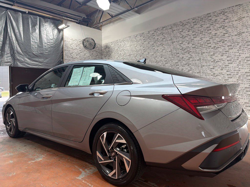 Certified 2024 Hyundai Elantra Limited FWD image 5