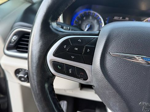 Used 2019 Chrysler Pacifica Touring-L FWD image 21