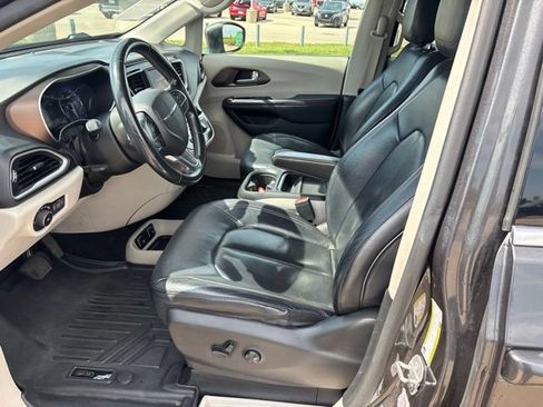 Used 2018 Chrysler Pacifica Touring-L FWD image 16