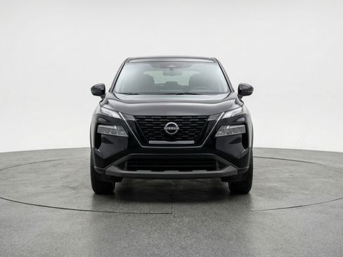 Used 2025 Nissan Rogue SV image 2