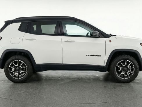 Used 2025 Jeep Compass Trailhawk AWD/4WD image 11
