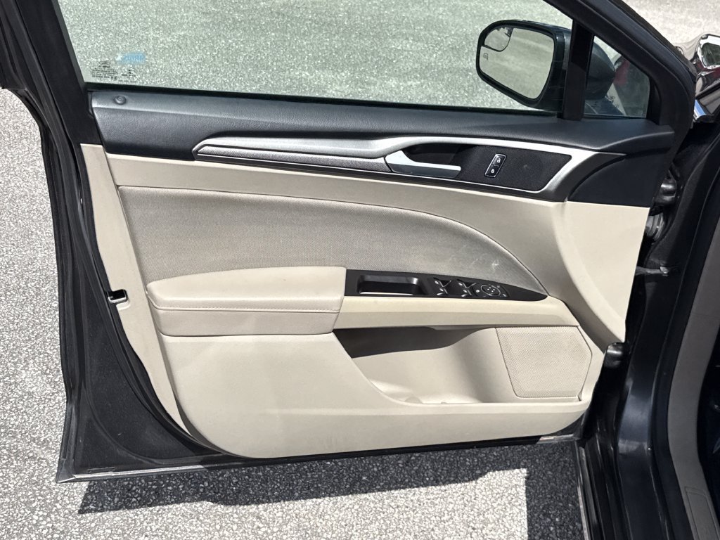 Used 2017 Ford Fusion SE w/ Fusion SE Technology Package FWD image 13
