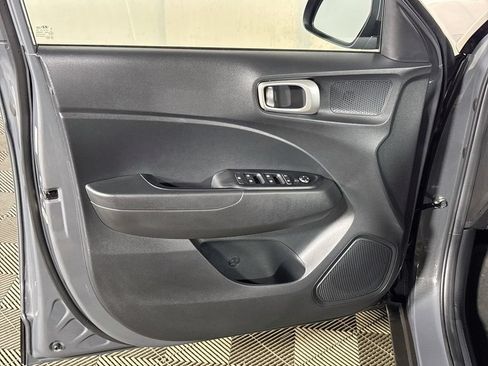 Used 2024 Hyundai Venue SE FWD image 10