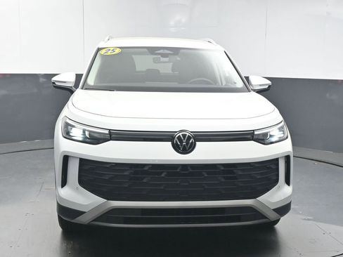 Certified 2025 Volkswagen Tiguan SE image 3