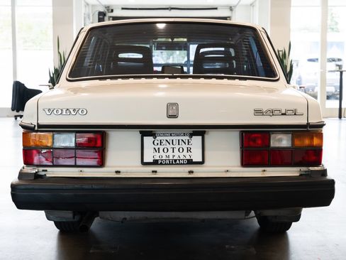 Used 1989 Volvo 240 DL RWD image 5