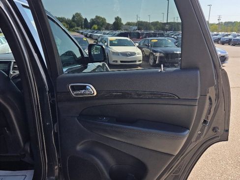 Used 2011 Jeep Grand Cherokee Laredo image 14