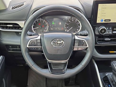 Used 2024 Toyota Highlander XLE image 19