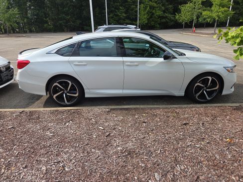 Used 2022 Honda Accord Sport image 2