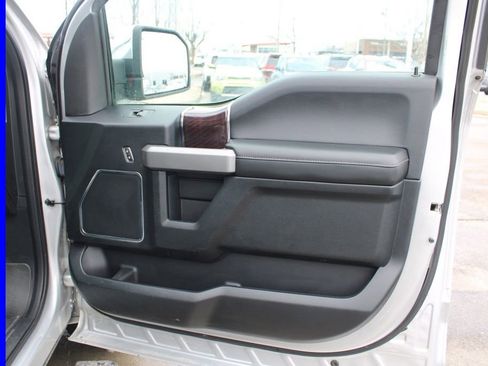 Used 2017 Ford F150 Platinum w/ Equipment Group 701A Luxury image 23