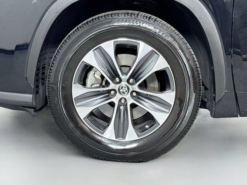 Used 2021 Toyota Highlander XLE FWD image 9