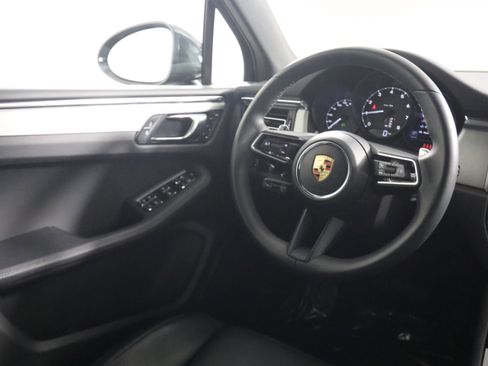 Certified 2025 Porsche Macan image 12