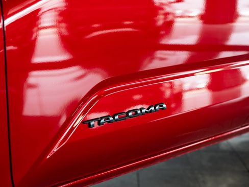 Certified 2025 Toyota Tacoma TRD Off-Road AWD/4WD image 8