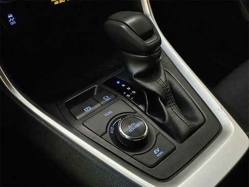 Used 2022 Toyota RAV4 LE image 32