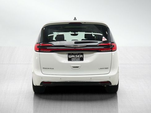 Used 2024 Chrysler Pacifica Limited FWD image 4