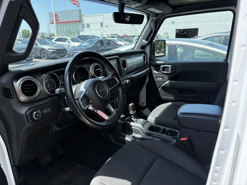 Used 2019 Jeep Wrangler Unlimited Sahara w/ Uconnect 4C Nav & Sound Group AWD/4WD image 7
