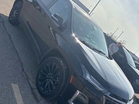 Used 2023 Chevrolet Traverse RS image 2