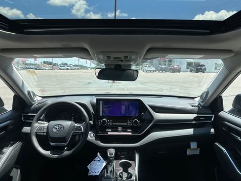 New 2026 Toyota Highlander Limited AWD/4WD image 10