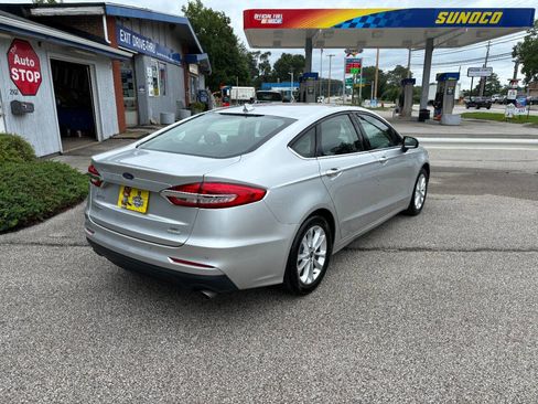 Used 2019 Ford Fusion SE image 3
