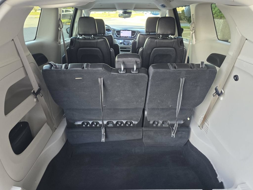 Used 2024 Chrysler Pacifica Touring-L FWD image 11