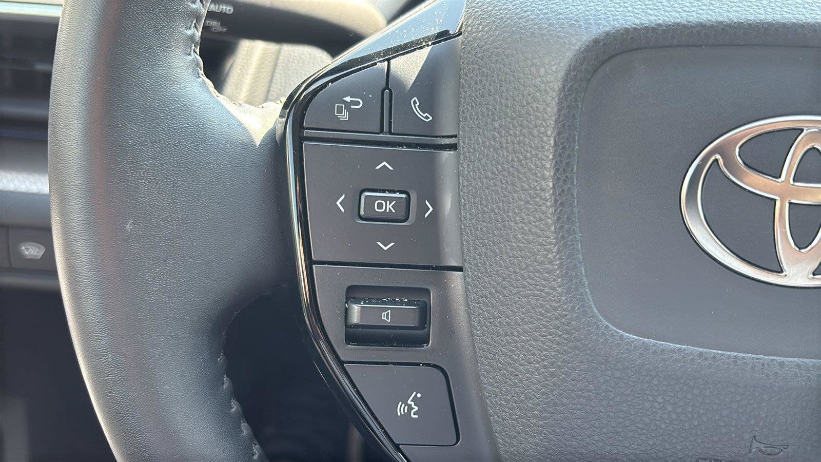 Used 2023 Toyota Prius XLE FWD image 28