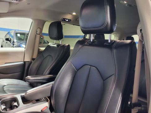 Used 2024 Chrysler Pacifica Touring-L FWD image 18