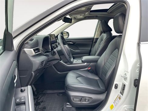 Used 2023 Toyota Highlander XLE image 9