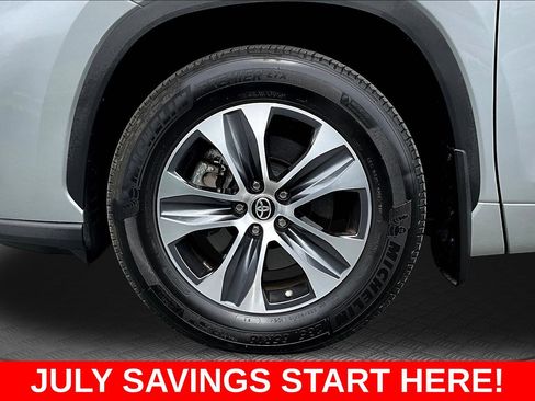 Used 2024 Toyota Highlander XLE AWD/4WD image 46