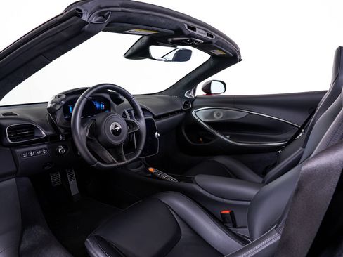 Used 2025 McLaren Artura Spider RWD image 23