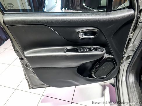 Used 2020 Jeep Renegade Altitude FWD image 22