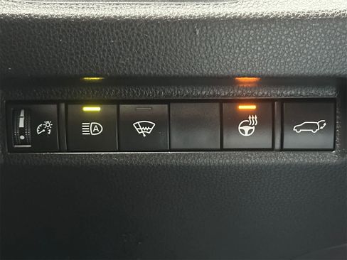 Used 2022 Toyota RAV4 SE image 21