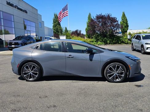 Used 2024 Toyota Prius XLE FWD image 8