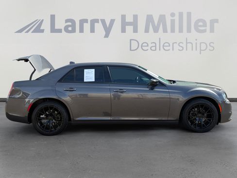 Used 2018 Chrysler 300 Touring w/ Sport Appearance Package image 6