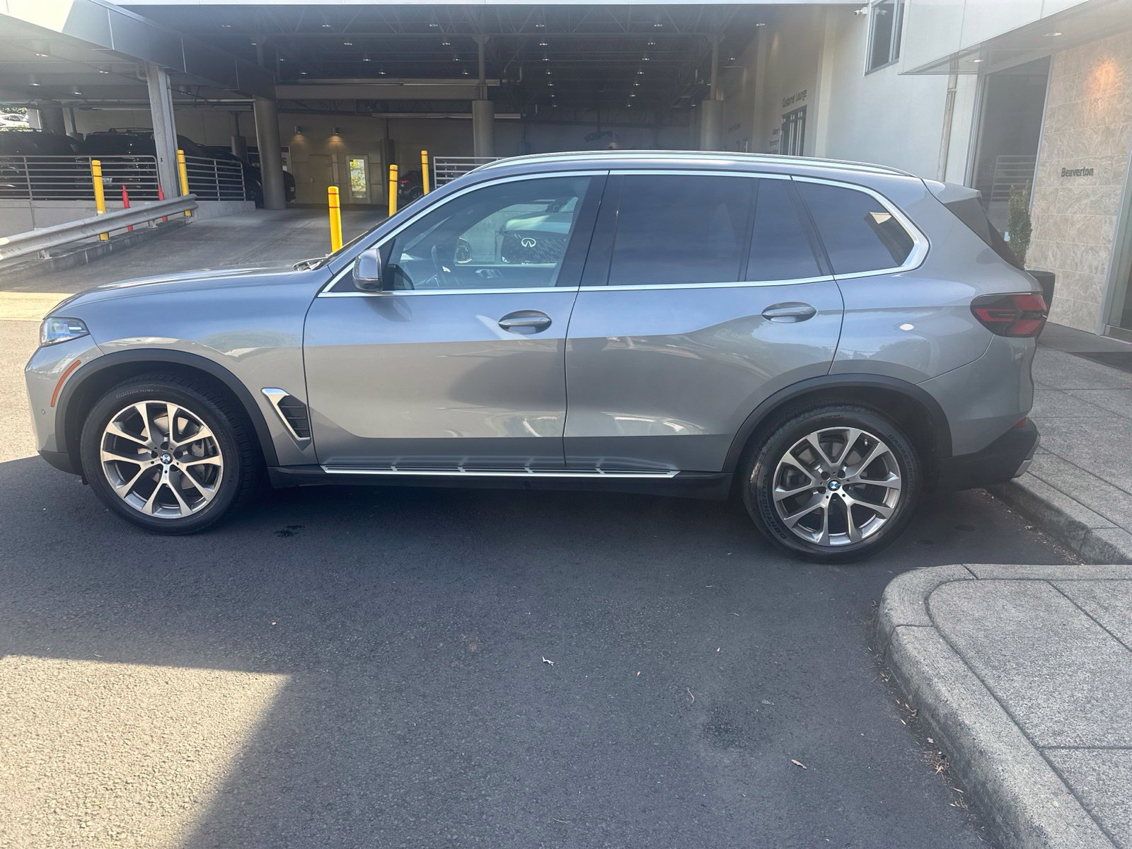 Used 2024 BMW X5 xDrive40i w/ Premium Package AWD/4WD image 2