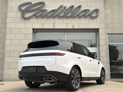 Used 2025 Land Rover Range Rover Sport SE AWD/4WD image 4
