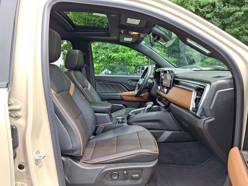 Used 2024 GMC Canyon AT4 w/ AT4 Premium Package AWD/4WD image 15